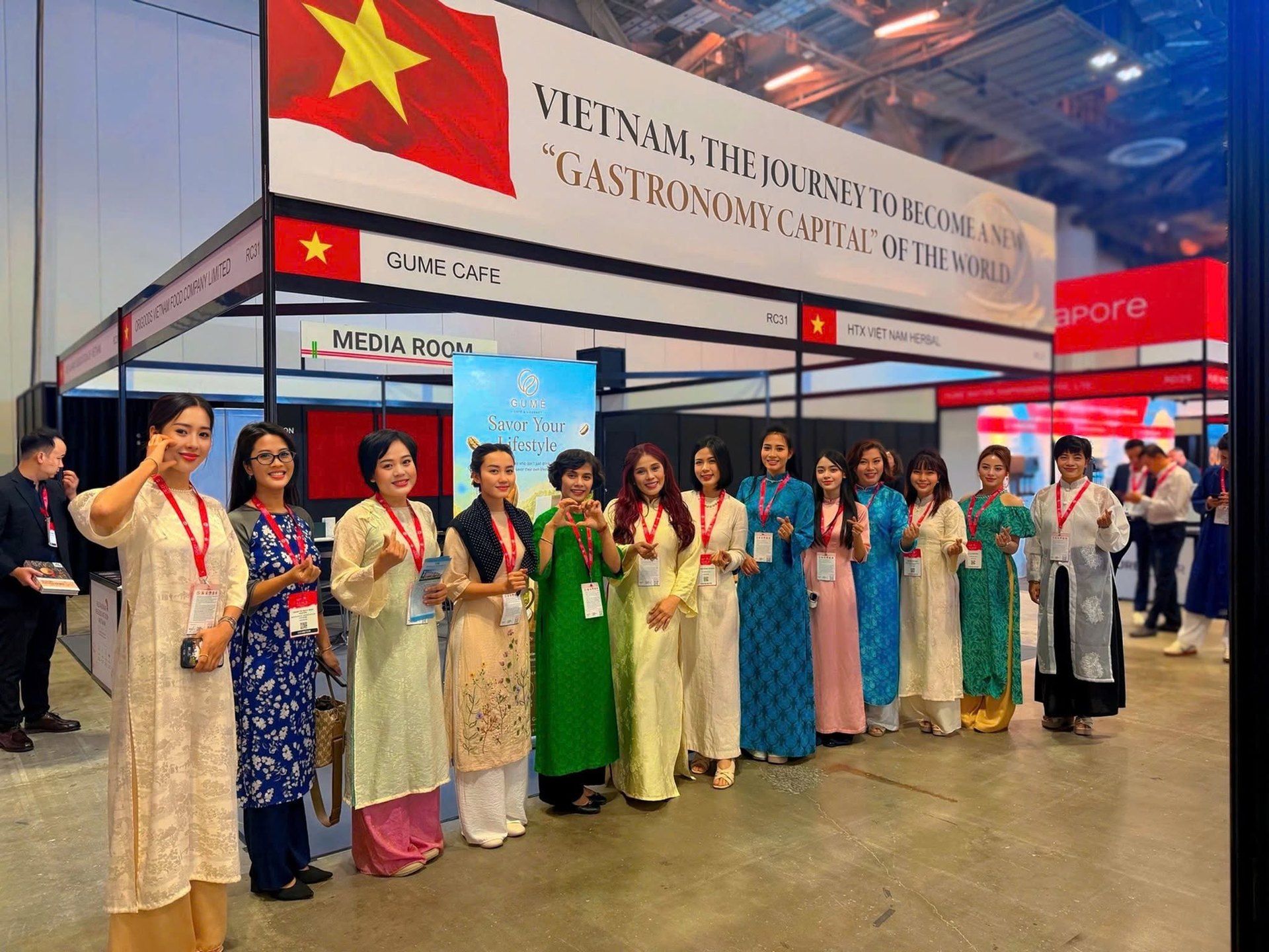 Đoàn Việt Nam trong trang phục áo dài tại Vietnam Pavilion