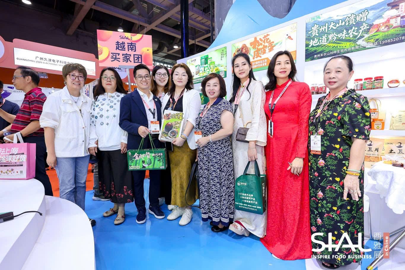 Đoàn Việt Nam tham quan gian hàng tại SIAL Guangzhou 2026