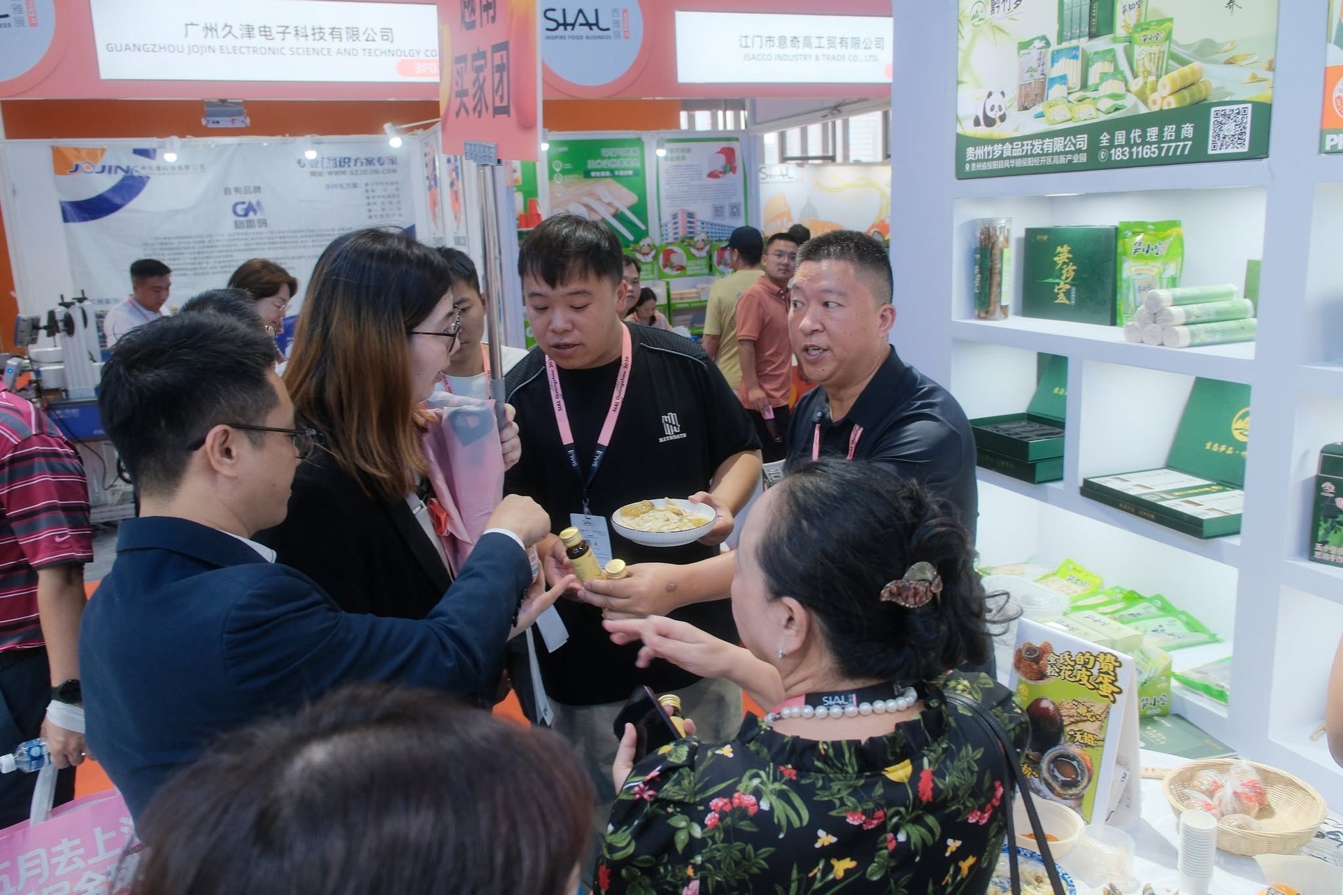 Đoàn Việt Nam trao đổi với nhà cung cấp tại SIAL Guangzhou