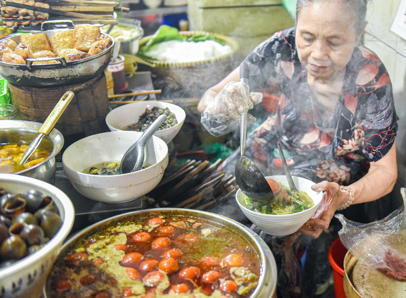 Rót cà phê bên bánh sừng bò